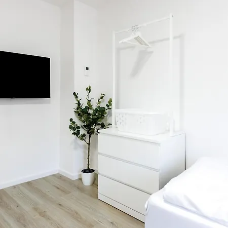 Apartmenthaus - *