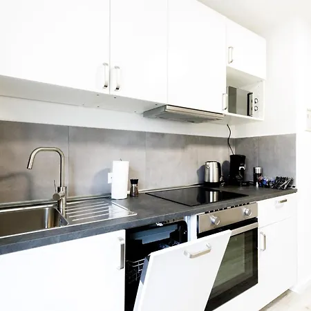 Apartmenthaus - *
